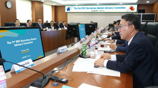 28일 한국거래소 서울 사옥에서 열린 파생상품시장 글로벌 자문위원회에서 정창희 한국거래소 파생상품시장본부장이 인사말을 하고 있다. 한국거래소 제공.